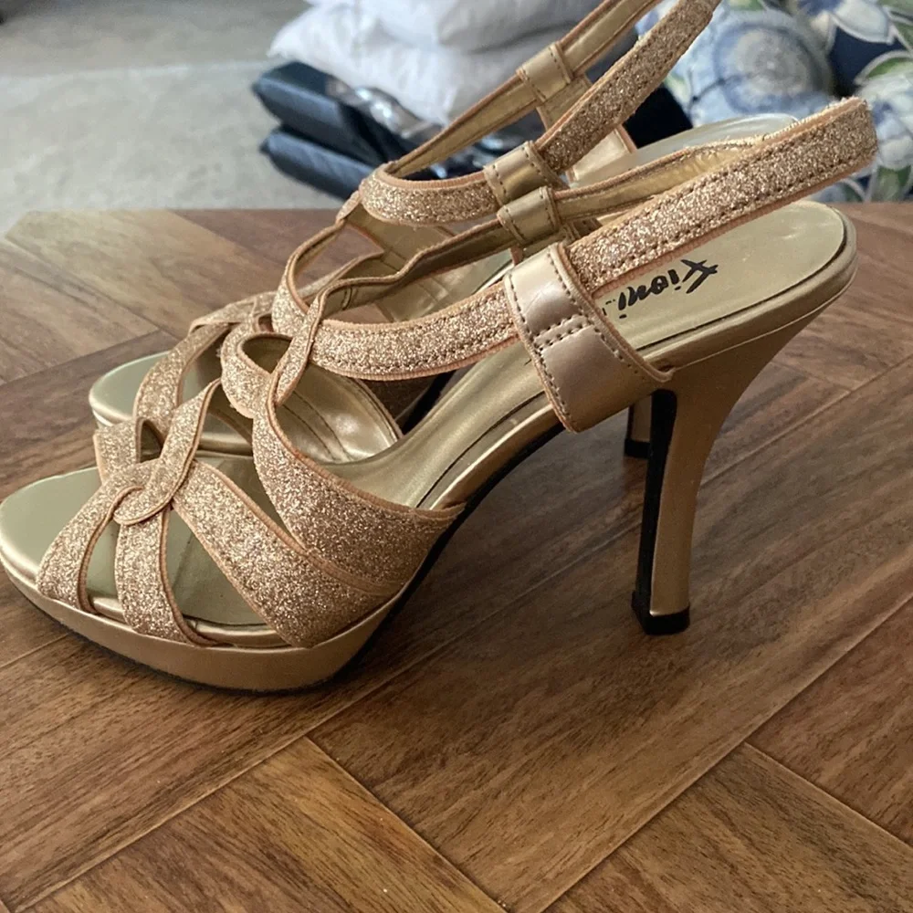 Gold heels - Picture 2 of 6